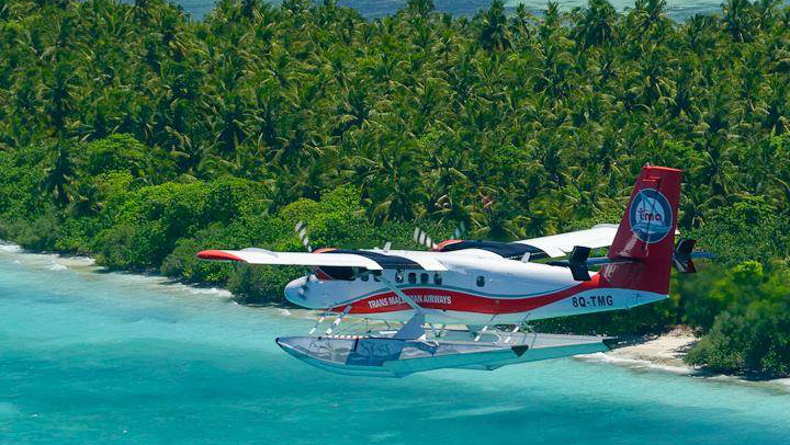 Sea plane with tourists crash-lands, all passengers safe
